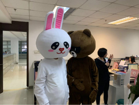 男团们在窃窃私语说些啥呀